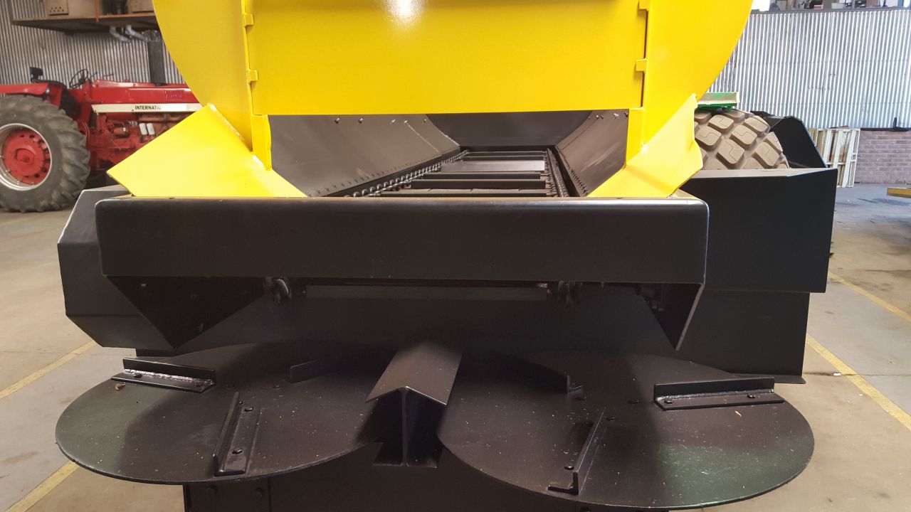 D1100M MANURE SPREADER 2